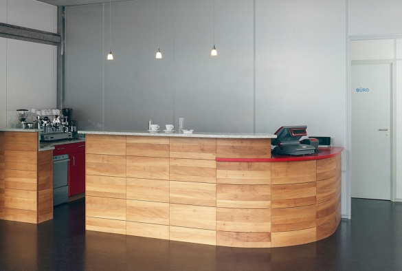 bar  
en platane étuvé