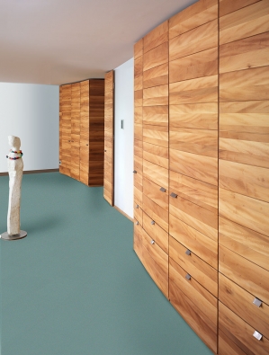 armoires de formes ondulées 
en platane