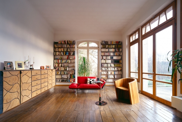 bibliothèque suspendue 
en acier et orme