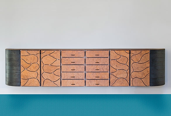 meuble de salon à fixation murale 
en acier et loupe d'orme